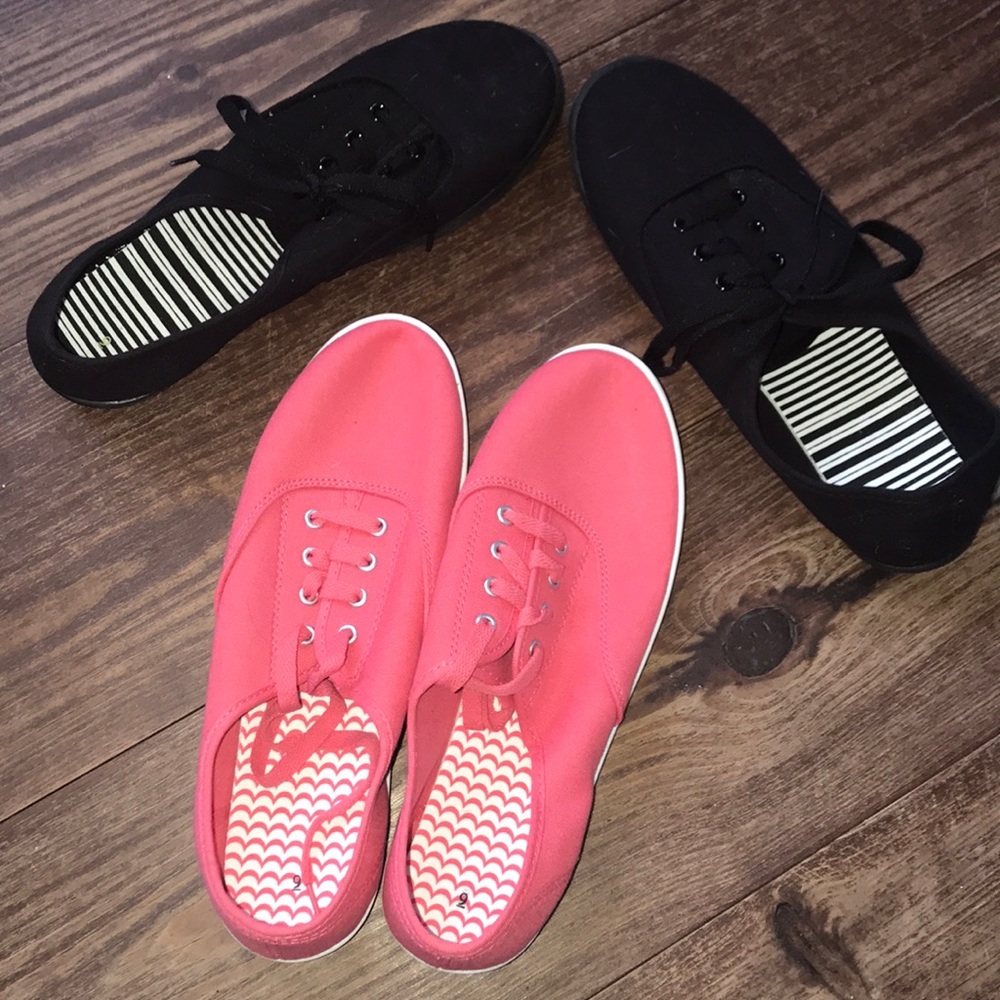 To size 9 pair of  basic  sneakers